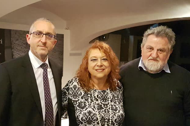 Izraelská poetka M.Neiger-Fleischmannová s veľvyslancom Izraela Zvi Vapnim a organizátorom literárneho večera Milanom Richterom